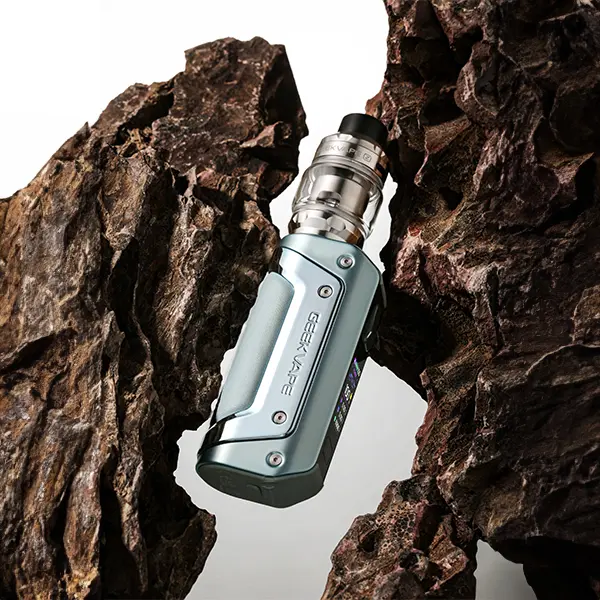 GeekVape Aegis Solo 3 Kit 18650 in Grau-Grün zwischen Felsen, Frontansicht mit Display