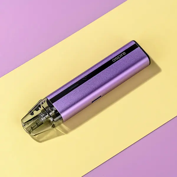 Aspire Flexus SE Pod Kit in Lila, liegend auf gelbem und lilafarbenem Hintergrund
