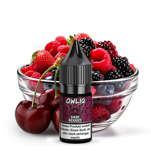 Owliq Dark Berries 10ml Nikotinsalz-Liquid schwarze Flasche vor Schüssel mit Beeren und Kirschen