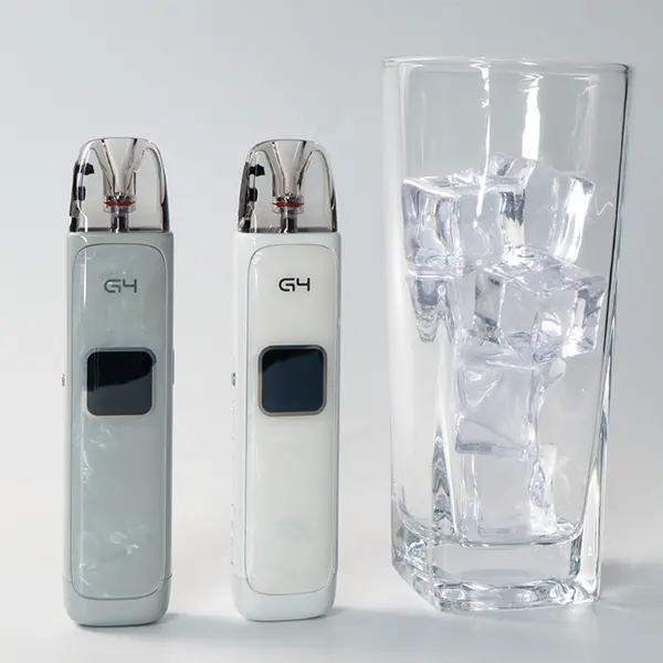 Uwell Caliburn G4 Pod Kit in Weiß und Mintgrün, stehend neben einem Glas mit Eiswürfeln