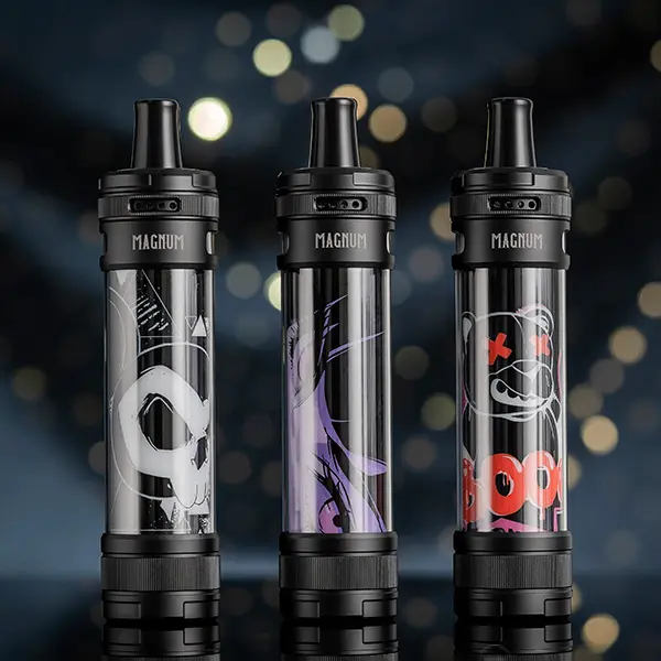 Aspire Magnum Pod Kit in drei Farben nebeneinander – Schwarz, Grau-Lila und Schwarz-Rot mit Motiven