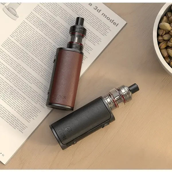 Eleaf iStick i75 Kit mit EN Air Tank Verdampfer in Braun und Schwarz – zwei Geräte von vorne auf Zeitungspapier