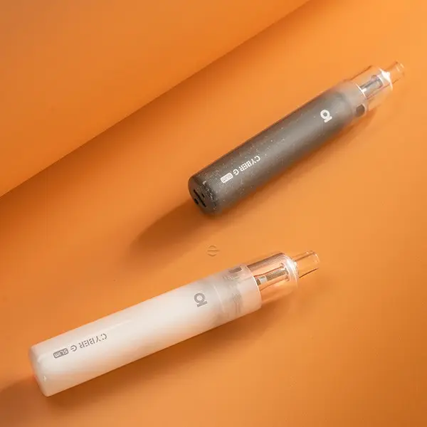 Aspire Cyber G Slim Kit in Grau und Weiß, zwei schlanke Stift-E-Zigaretten auf orangem Hintergrund