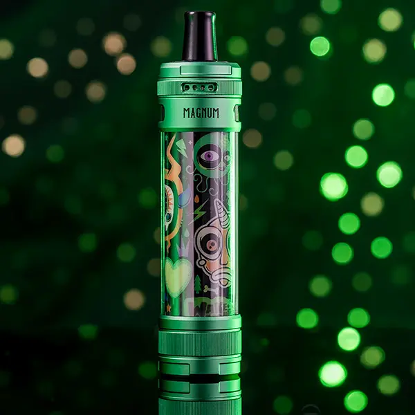 Aspire Magnum Pod Kit in Grün mit buntem Tribal-Artwork, Frontansicht vor grünem Bokeh-Hintergrund