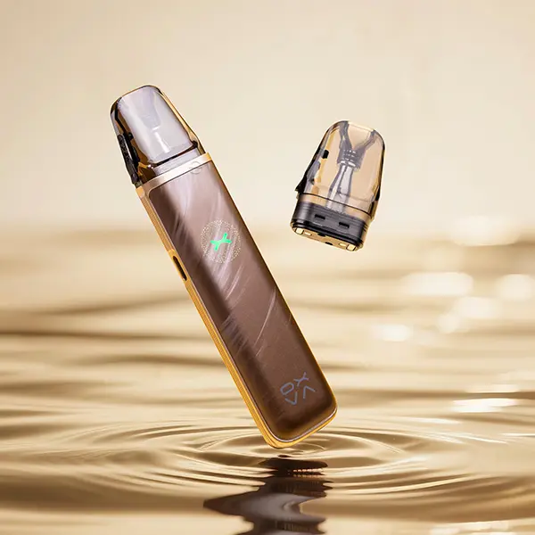 Oxva Xlim Go 2 Pod Kit in Braun-Gold mit separat abgebildetem Pod, auf goldener Wasseroberfläche