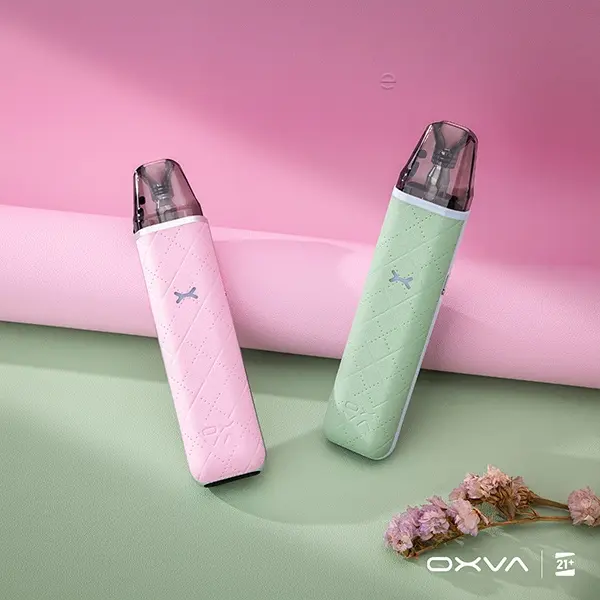 Oxva Xlim Go Pod Kit in Rosa und Mintgrün – zwei Geräte nebeneinander auf farbigem Hintergrund