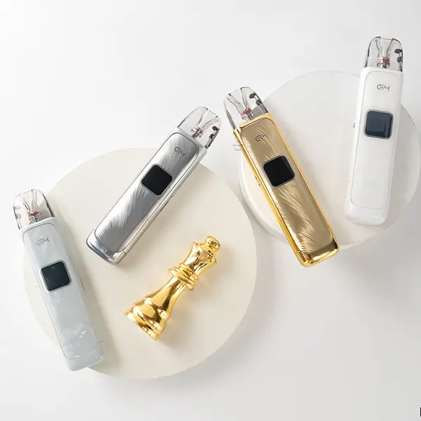 Uwell Caliburn G4 Pod Kit in vier Farben: Silber, Gold, Weiß und Marmor-Optik, liegend auf weißem Untergrund