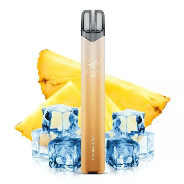 ELFB115_600x600.png Elfbar 800 Einweg E-Zigarette Pineapple Ice in Gold-Beige mit Ananas und Eiswürfeln im Hintergrund