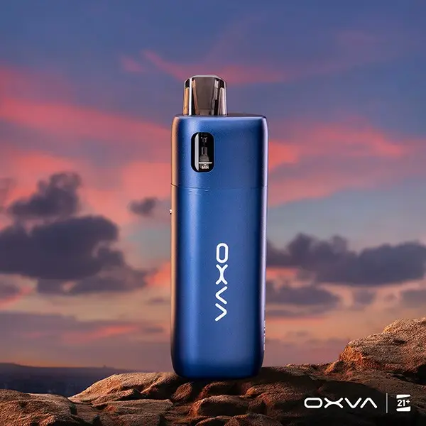 Oxva Oneo Pod Kit in Blau – kompaktes Pod-System vor Abendhimmel-Hintergrund