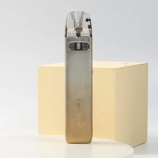 Uwell Caliburn G4 Pod Kit in Champagner-Gold, stehend vor hellem Holzwürfel, Seitenansicht