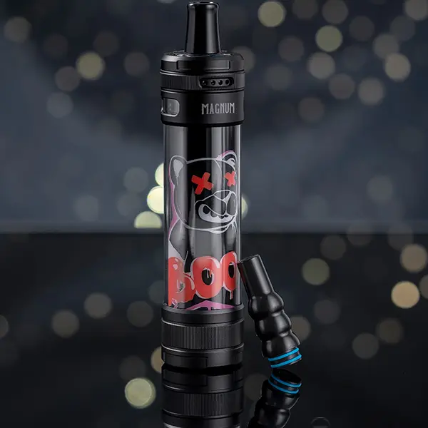 Aspire Magnum Pod Kit in Schwarz mit rotem AC/DC-Artwork, Mundstück abgenommen seitlich