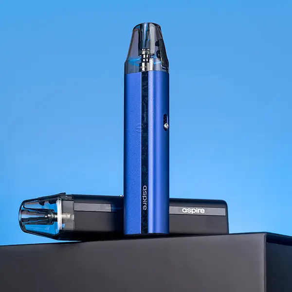 Aspire Flexus SE Pod Kit in Blau mit Ladestation auf schwarzem Untergrund, Lifestyle-Aufnahme