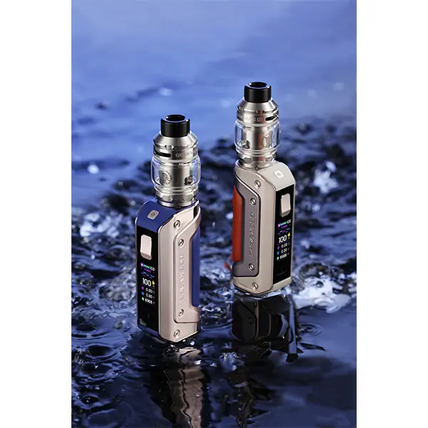 GeekVape Aegis Solo 3 Kit 18650 in zwei Farbvarianten Schwarz und Gold auf nasser Oberfläche