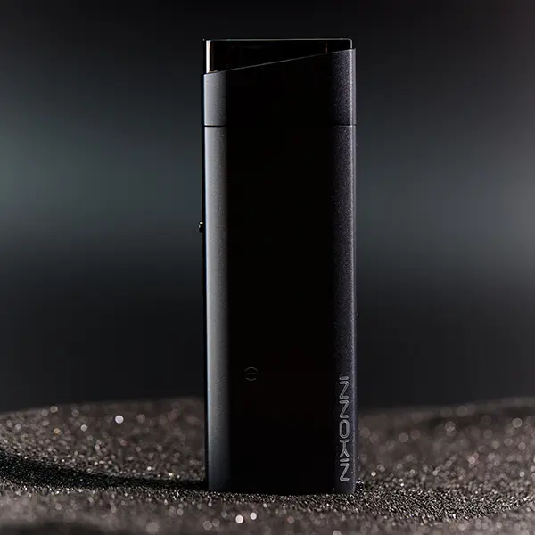 Innokin Klypse Plus Pod Kit in Schwarz, stimmungsvolles Produktfoto auf dunklem Hintergrund