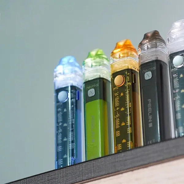 source646837.jpg Nevoks Feelin C1 Pod Kit in vier Farben aufrecht stehend auf Regal, schlankes Design