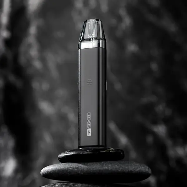 Aspire Flexus SE Pod Kit in Schwarz, kompaktes Pod-System stehend auf Stein, schwarzweiße Studioaufnahme