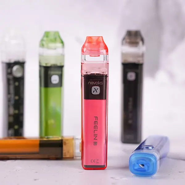 source86382.jpg Nevoks Feelin C1 Pod Kit E-Zigarette in Pink vorne, weitere Farben grün und blau im Hintergrund
