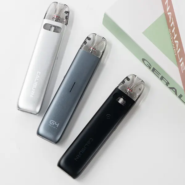 uwell-caliburn-g4-mini-kit-24.jpg Uwell Caliburn G4 Mini Pod Kit in drei Varianten – Weiß, Dunkelgrau und Schwarz, aufrecht stehend nebeneinander