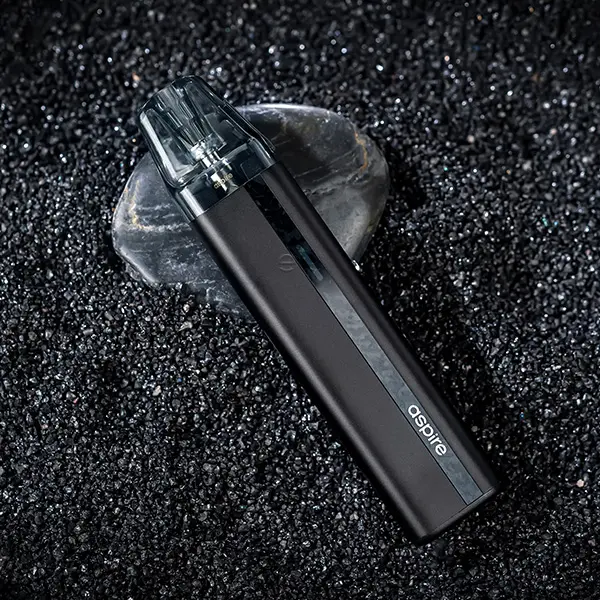 Aspire Flexus SE Pod Kit in Schwarz, schräge Seitenansicht auf dunklem Steinuntergrund