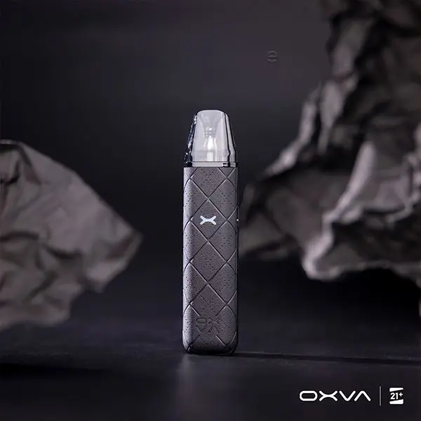 Oxva Xlim Go Pod Kit in Schwarz – Pod-System stehend mit rautenförmigem Muster und transparentem Pod