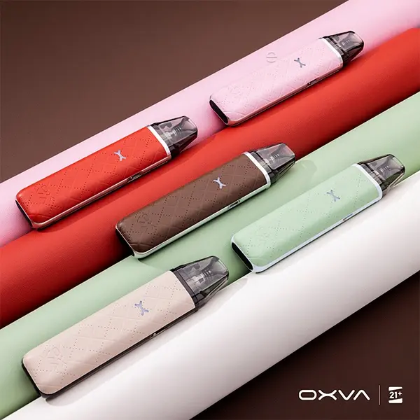 Oxva Xlim Go Pod Kit in mehreren Farben (Rot, Braun, Mintgrün, Rosa, Weiß) liegend auf farbigen Flächen