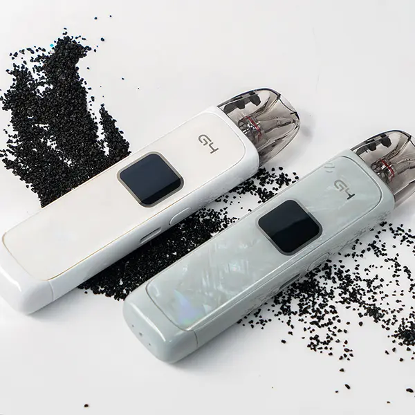 Uwell Caliburn G4 Pod Kit in Weiß und Mintgrün, liegend auf schwarzen Körnern, Draufsicht