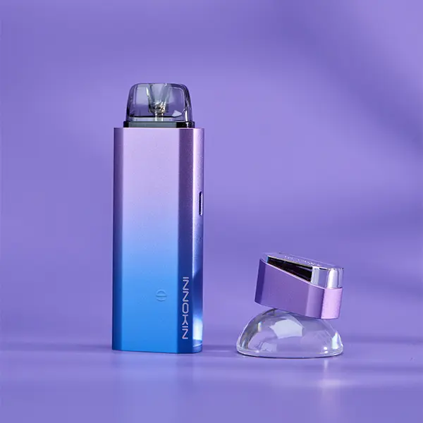 Innokin Klypse Plus Pod Kit in Blau-Lila-Farbverlauf, schlankes Design mit abgenommenem Pod auf violettem Hintergrund