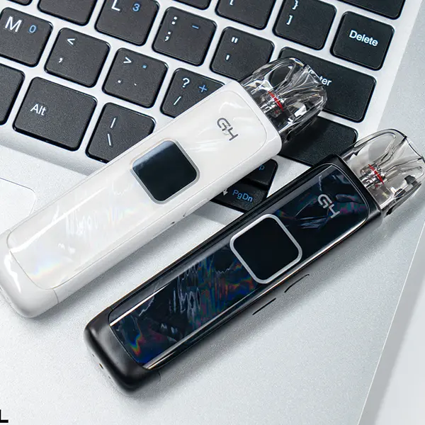 Uwell Caliburn G4 Pod Kit in Weiß und Dunkelblau mit Muster auf Laptop-Tastatur, Seitenansicht