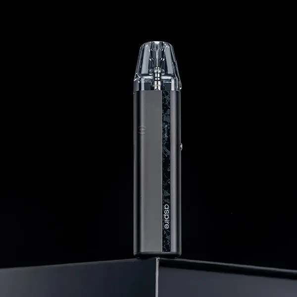 Aspire Flexus SE Pod Kit in Schwarz, schlankes Pod-System stehend auf spiegelnder Fläche vor dunklem Hintergrund