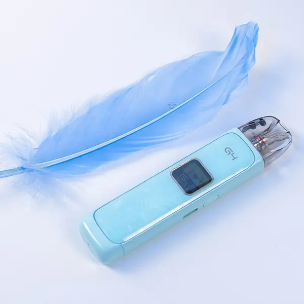 Uwell Caliburn G4 Pod Kit in Hellblau mit Display, liegend neben einer blauen Feder
