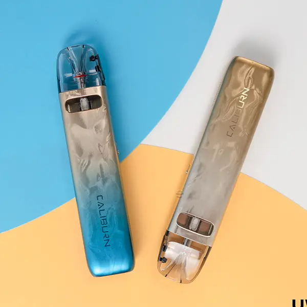 uwell-caliburn-g4-mini-kit-25.jpg Uwell Caliburn G4 Mini Pod Kit in Blau-Marmor und Gold-Marmor, zwei Geräte nebeneinander