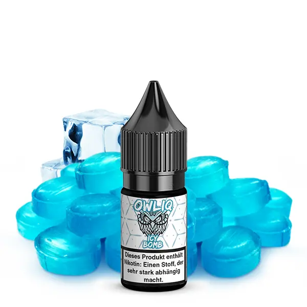 Owliq Icy Bomb Nikotinsalz-Liquid 10ml Flasche mit blauen Kaubonbons und Eiswürfeln als Hintergrund