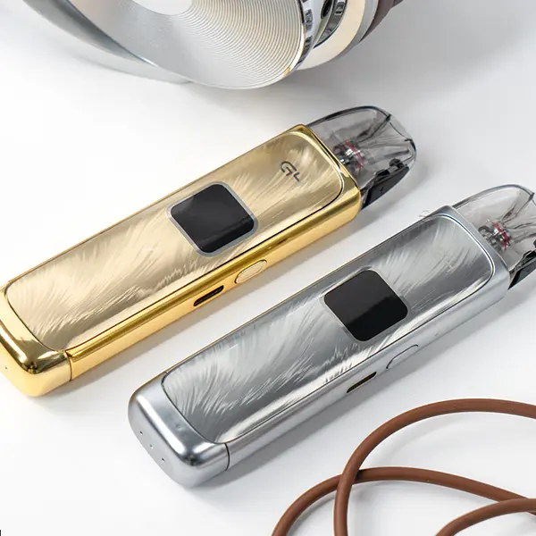Uwell Caliburn G4 Pod Kit in Gold und Silber mit gebürstetem Metallfinish, stehend auf dunklem Untergrund