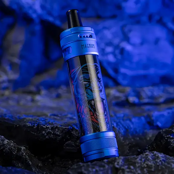Aspire Magnum Pod Kit in Blau mit transparentem Tank, seitliche Ansicht auf Steinuntergrund