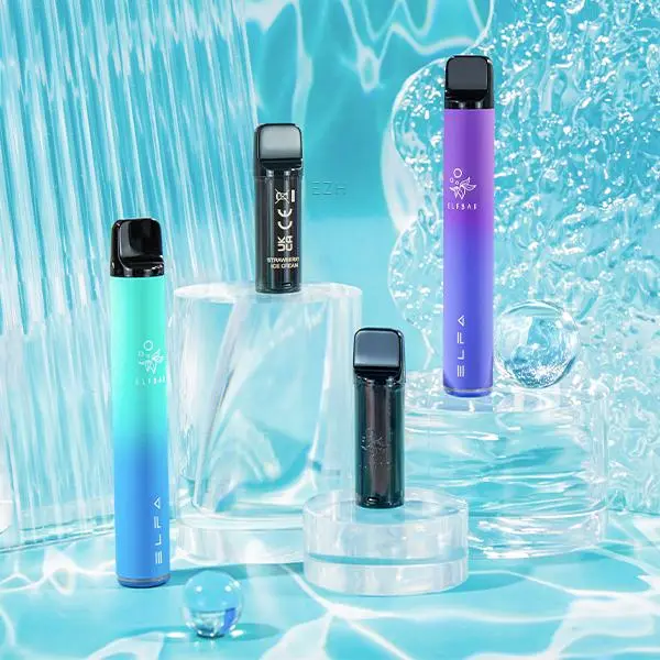 source255743.jpg Elfbar Elfa CP Basisgerät in Blau und Lila, drei Geräte auf Wasserhintergrund, Lifestyle-Aufnahme