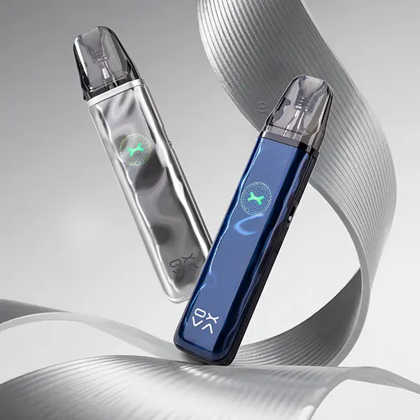 Oxva Xlim Go 2 Pod Kit in Silber und Blau nebeneinander, mit Pod und geschwungenen Linien im Hintergrund