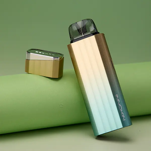 Innokin Klypse Plus Pod Kit in Gold-Grün Farbverlauf mit separatem Pod auf grünem Hintergrund