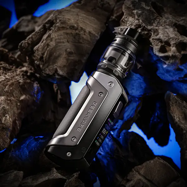 GeekVape Aegis Solo 3 Kit 18650 in Schwarz mit Tank, robustes Akkuträger-Set vor Felsgestein