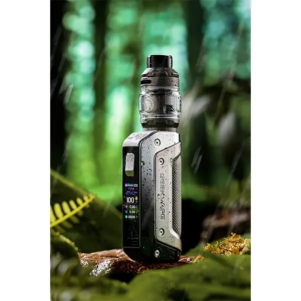 GeekVape Aegis Solo 3 Kit 18650 in Silber-Schwarz mit Tank vor grünem Waldhintergrund