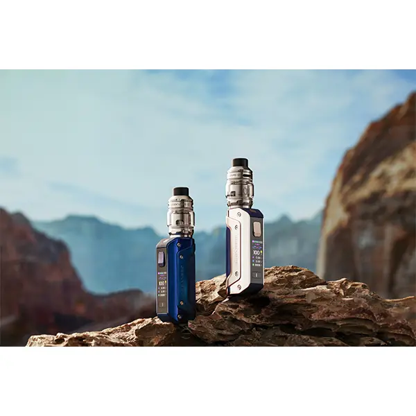 GeekVape Aegis Solo 3 Kit 18650 in Blau und Weiß-Silber auf einem Felsen vor Bergpanorama