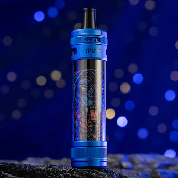 Aspire Magnum Pod Kit in Blau mit farbigem Kunstmuster, aufrecht stehend, Frontansicht