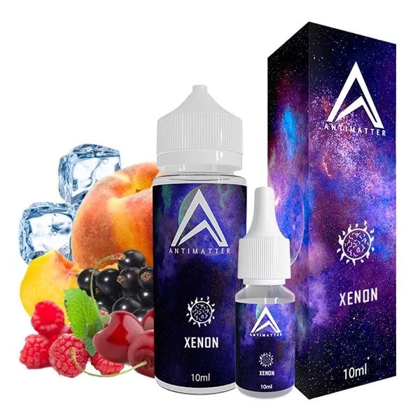 Antimatter Xenon Longfill 10ml Flasche mit Beeren, Pfirsich und Eiswürfeln auf blau-violettem Hintergrund