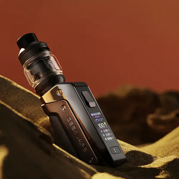 GeekVape Aegis Solo 3 Kit 18650 in Braun-Kupfer mit Tank, seitliche Ansicht auf goldenem Untergrund
