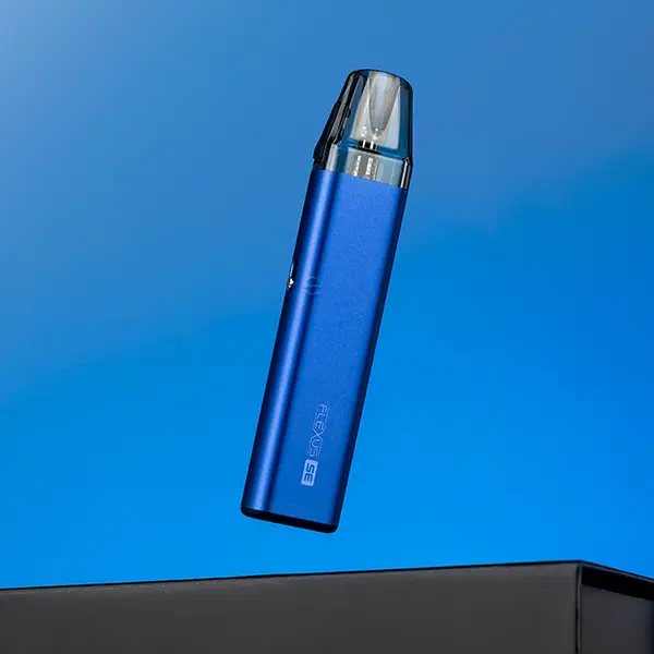 Aspire Flexus SE Pod Kit in Blau, schlankes Pod-System schwebend vor blauem Himmel