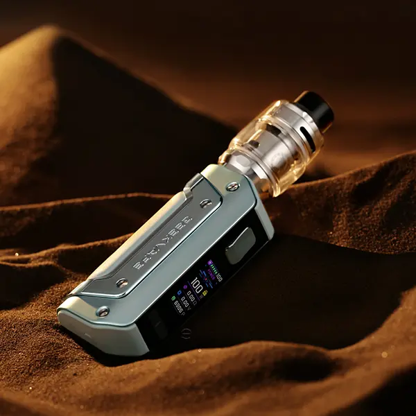 GeekVape Aegis Solo 3 Kit 18650 in Silber-Grau mit aufgesetztem Tank, Frontansicht