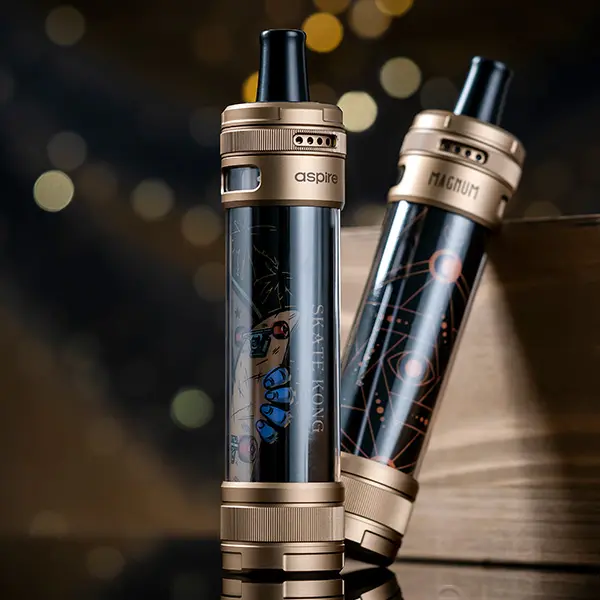 Aspire Magnum Pod Kit in Schwarz und Gold, zwei Geräte nebeneinander mit Drachen-Artwork