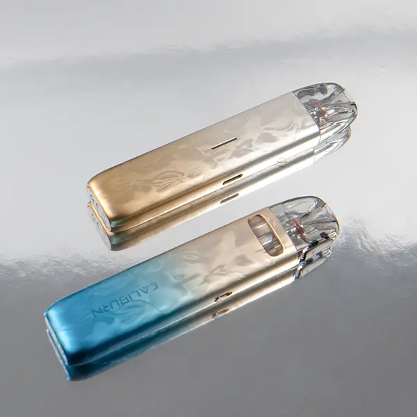 uwell-caliburn-g4-mini-kit-21.jpg Uwell Caliburn G4 Mini Pod Kit liegend in zwei Varianten – Gold-Silber und Blau-Türkis-Farbverlauf, Seitenansicht