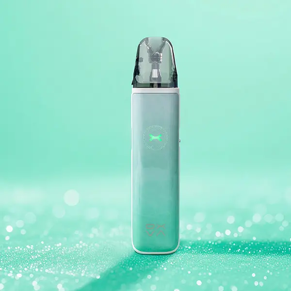 Oxva Xlim Go 2 Pod Kit in Mintgrün vor türkisem Hintergrund, schlankes Pod-System stehend