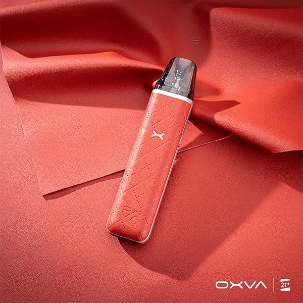 Oxva Xlim Go Pod Kit in Rot – schlankes Pod-System mit Ledertextur stehend auf rotem Hintergrund
