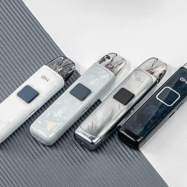Uwell Caliburn G4 Pod Kit in vier Farben – weiß, grau gemustert, hellgrau und dunkelblau – liegend nebeneinander